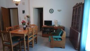 Televízia a/alebo spoločenská miestnosť v ubytovaní Vacation house in Stroggili