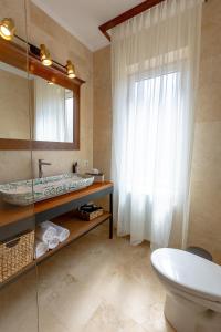 La salle de bains est pourvue d'un lavabo, de toilettes et d'un miroir. dans l'établissement San Gennaro, à Sighişoara