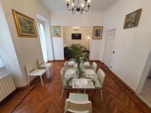 TV a/nebo společenská místnost v ubytování Villa Arcobaleno Rondò Garibaldi Sanremo