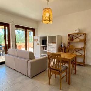 een woonkamer met een bank en een tafel bij SeaSun Guest House Alghero in Alghero
