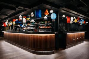 um bar com luzes coloridas na parede em Ruby Claire Hotel Geneva em Genebra