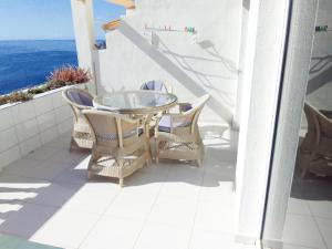 プラヤ・デル・クーラにあるMonseñor Ocean View Apartmentの海を望むバルコニー(テーブル、椅子付)