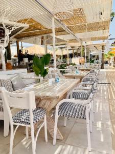 eine Reihe von Tischen und Stühlen in einem Restaurant in der Unterkunft Pleasure Beach Hotel in Malia