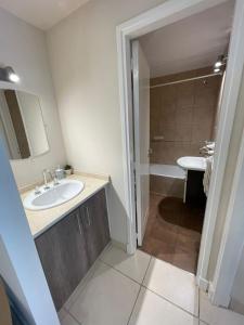 La salle de bains est pourvue d'un lavabo et d'un miroir. dans l'établissement Moderno Departamento con cochera, à Mendoza