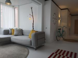 salon z kanapą i telewizorem w obiekcie São João da Caparica Beach Apartment w Costa de Caparica