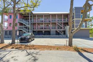 een auto geparkeerd op een parkeerplaats voor een gebouw bij Hotel Folly with Marsh and Sunset Views in Folly Beach