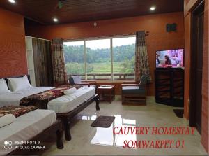 TV a/nebo společenská místnost v ubytování Cauvery Homestay