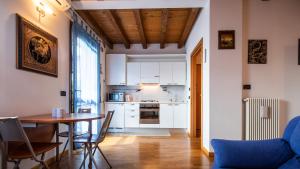 uma cozinha e sala de jantar com mesa e cadeiras em Galilei 41 em Udine