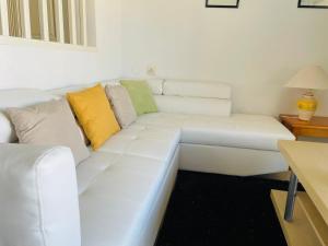 A seating area at PORT ROYAL B1 2-2 - Apartamento con vistas al canal - cerca playa