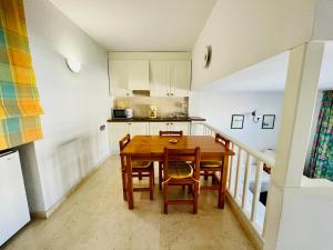 A kitchen or kitchenette at PORT ROYAL B1 2-2 - Apartamento con vistas al canal - cerca playa Még 10 kép
