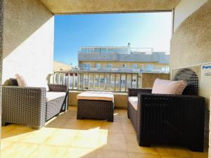 A seating area at PORT ROYAL B1 2-2 - Apartamento con vistas al canal - cerca playa