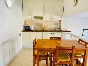 A kitchen or kitchenette at PORT ROYAL B1 2-2 - Apartamento con vistas al canal - cerca playa