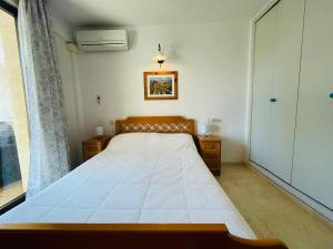 A bed or beds in a room at PORT ROYAL B1 2-2 - Apartamento con vistas al canal - cerca playa