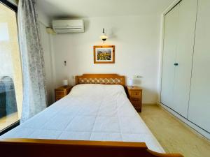 A bed or beds in a room at PORT ROYAL B1 2-2 - Apartamento con vistas al canal - cerca playa