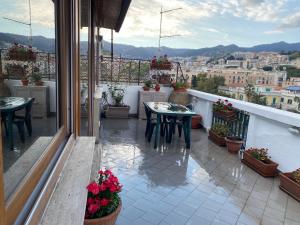 een balkon met tafels en uitzicht op de stad bij Casa MaLù in Messina