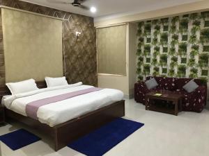 Кровать или кровати в номере HOTEL ABINASH