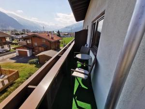 einen Balkon mit Blick auf das Dorf und die Berge in der Unterkunft Ferienwohnung Kössler Christian in Fügen