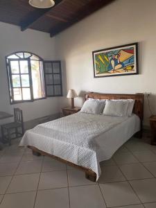 - une chambre avec un grand lit dans l'établissement Pousada Robijn, à Cabo de Santo Agostinho