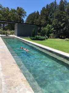a person swimming in a swimming pool at Casa Kaufman in Chascomús