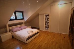 Ένα ή περισσότερα κρεβάτια σε δωμάτιο στο Dom Stegny