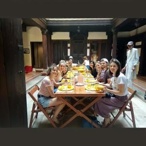 艾哈邁達巴德的住宿－蒂萬吉尼哈維里住宿加早餐旅館，坐在桌子上的一群妇女