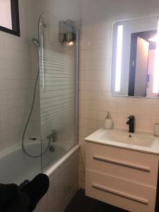 een badkamer met een douche en een wastafel bij Feel@Home Nemausus « Le 42 » in Nîmes +10 foto's