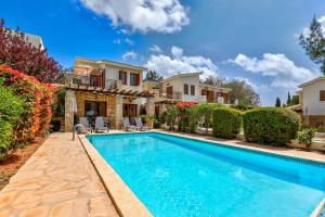 Poolen vid eller i närheten av 2 bedroom Villa Destu with private pool and golf views, Aphrodite Hills Resort