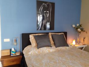 1 dormitorio con 1 cama con pared azul en verzorgde kamer in monumentenpand en Arnhem