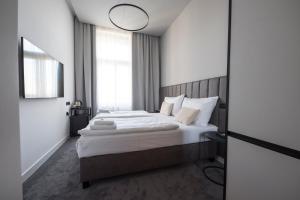 een slaapkamer met een bed en een groot raam bij The Gold Bank in Praag