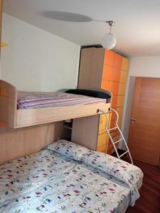 Divstāvu gulta vai divstāvu gultas numurā naktsmītnē 100 Passi Castelbuono - Pieno Centro