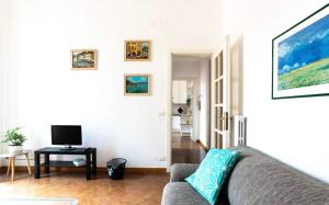 sala de estar con sofá y TV en Henry's House, en Santa Margherita Ligure