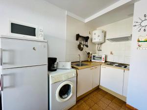 エンプリアブラバにあるP Alberes BJ2のキッチン(白い冷蔵庫、食器洗い機付)