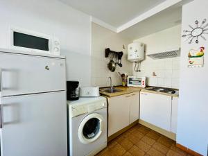 エンプリアブラバにあるP Alberes BJ2のキッチン(冷蔵庫、洗濯機付)
