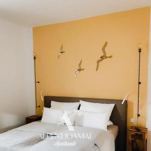 ein Schlafzimmer mit einem Bett mit Vögeln, die darüber fliegen in der Unterkunft Alpenhoamat Apartments in Garmisch-Partenkirchen