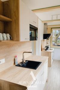 een keuken met een wastafel en een aanrecht bij Alpenhoamat Apartments in Garmisch-Partenkirchen