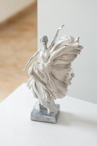 uma estátua de prata de uma mulher dançando em Apartament Na Woli Sowińskiego by Renters em Varsóvia
