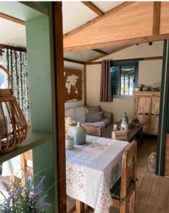 uma sala de estar com uma mesa e um sofá em Cottage cosy Bassin d'Arcachon em La Teste-de-Buch