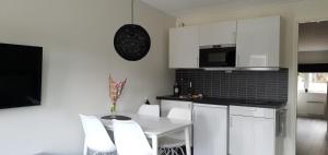 Kuchyň nebo kuchyňský kout v ubytování Hällestrand apartment 34