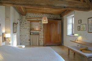 1 dormitorio con 1 cama blanca en una habitación en Au Grand Fête, B&B à la campagne, en Le Fête