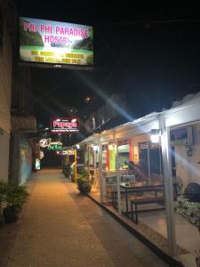 um edifício com um sinal que lê Phillips Paradise House em Phi Phi Paradise Hostel em Phi Phi Don