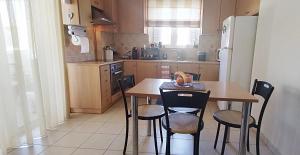 Kuchyň nebo kuchyňský kout v ubytování Holiday & Business Furnished Apartments