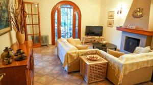 - un salon avec deux canapés et une cheminée dans l'établissement VILLA DREAM, à Skiathos Chora