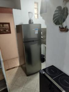 a small kitchen with a refrigerator and a stove at Serra Negra - Melhor localização da cidade in Serra Negra