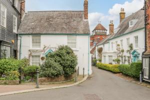 a street in a town with white houses at Cliffe Cottage in Lewes