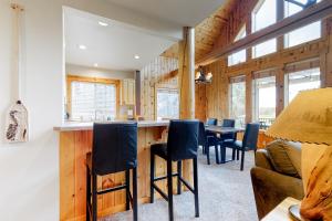 uma cozinha e sala de jantar com mesa e cadeiras em Explorer's Roost em Redmond