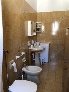 A bathroom at La sirenetta bellicosa Még 35 kép