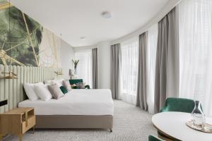 Royal Tulip Warsaw Centre客房内的一张或多张床位