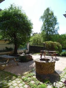 un tavolo da picnic e una panchina in un cortile di LES GITES D'AVEZE ad Avèze