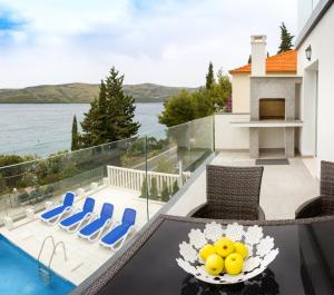 Útsýni yfir sundlaug á Trogir Residence Vila A eða í nágrenninu