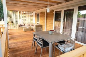 une terrasse couverte avec une table et des chaises. dans l'établissement Mobile Homes Sea Princess, à Biograd na Moru
